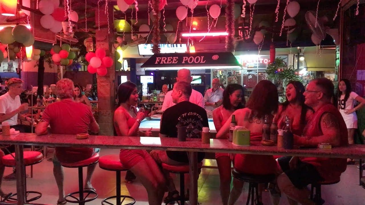 Best nightlife in Koh Tao - Girl bars