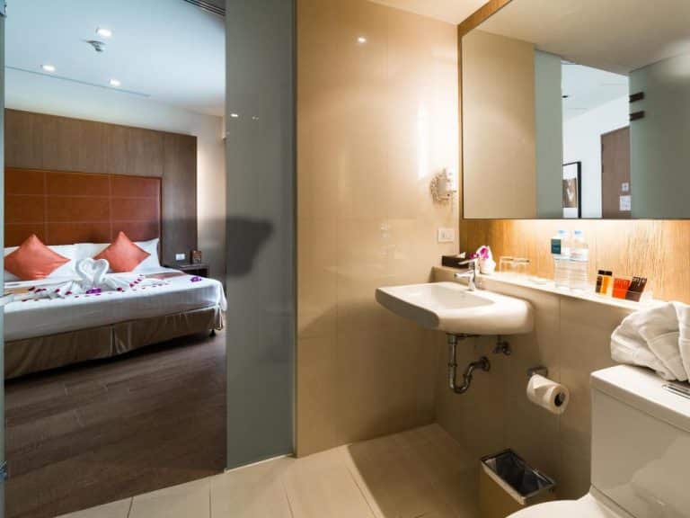 On 8 Sukhumvit Nana Bangkok by Compass Hospitality-Bathroom
