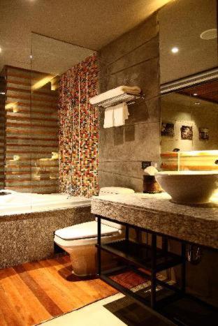 The Fusion Suites Hotel-Bathroom