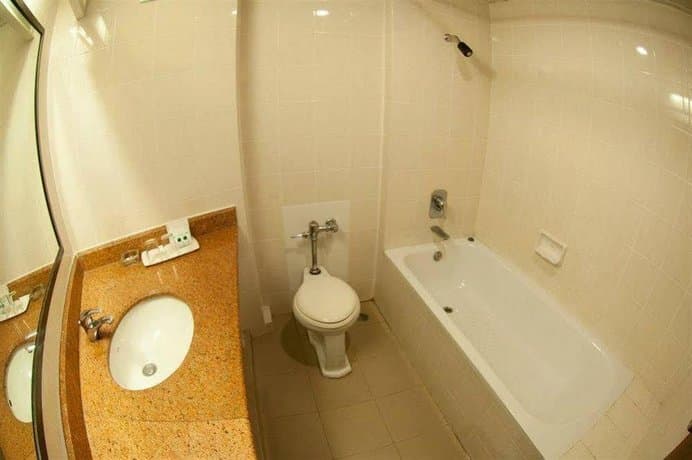 Golden Beach Hotel Pattaya-Bathroom