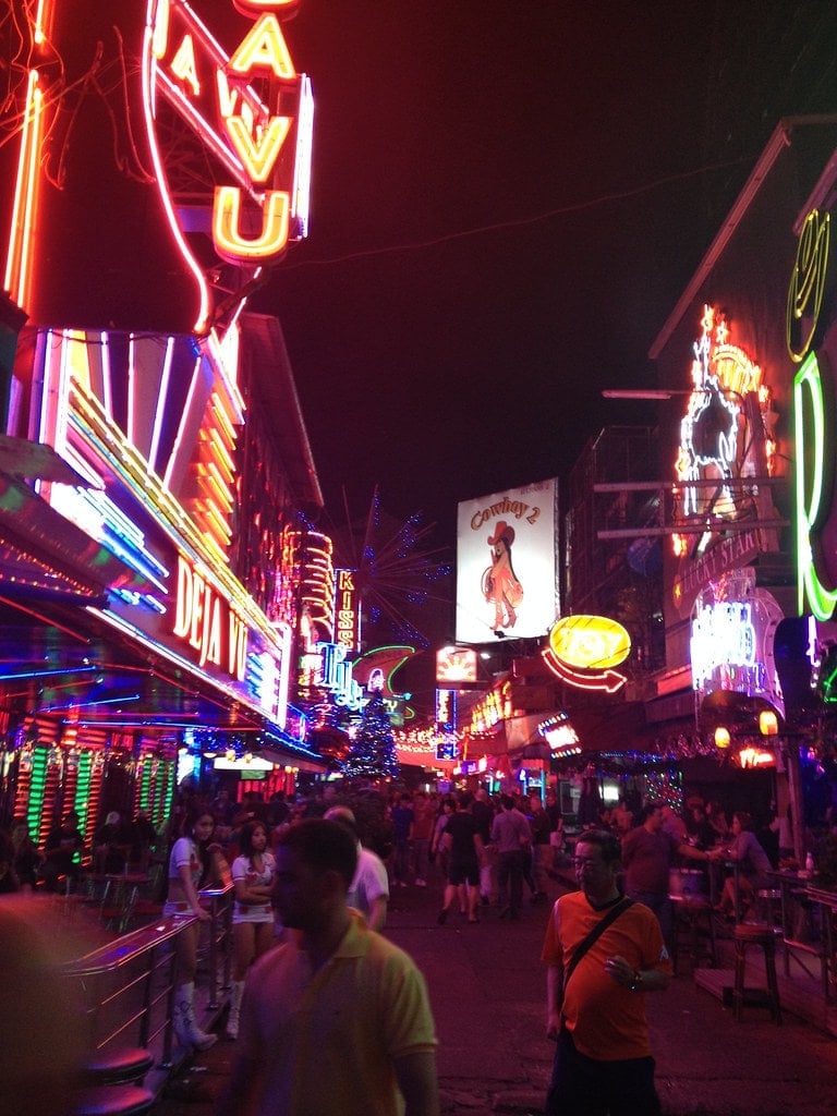 spend night with hot thai girls in red light district